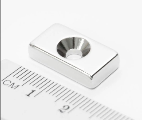 Magnet kváder 20x10x5mm na 1 skrutku (južný pól na strane s priehlbinou)  - magnety | MasMasaryk
