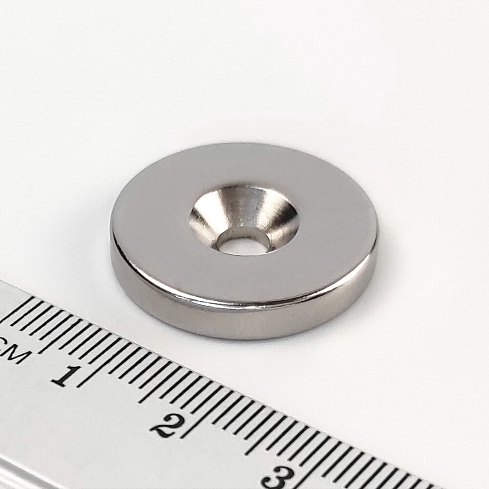 Magnet neodýmový valec 23×4 mm s dierou M4/6,6kg(južný pól na strane s priehlbinou)N38, S SKU: V23-4-M4-N38-S - magnety | MasMasaryk