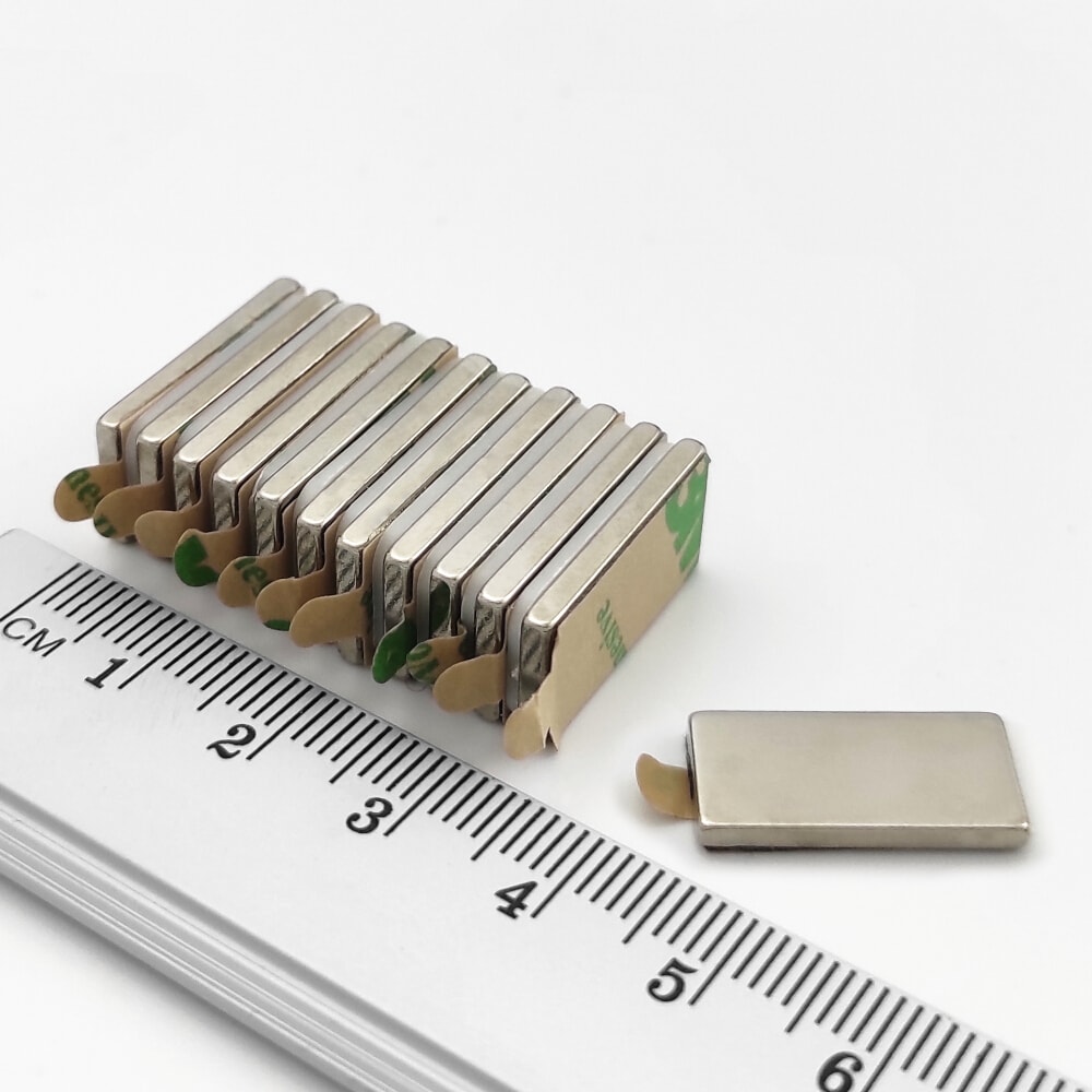 Magnet kváder 20x10x2 mm so samolepkou 2kg  N38  - magnety | MasMasaryk